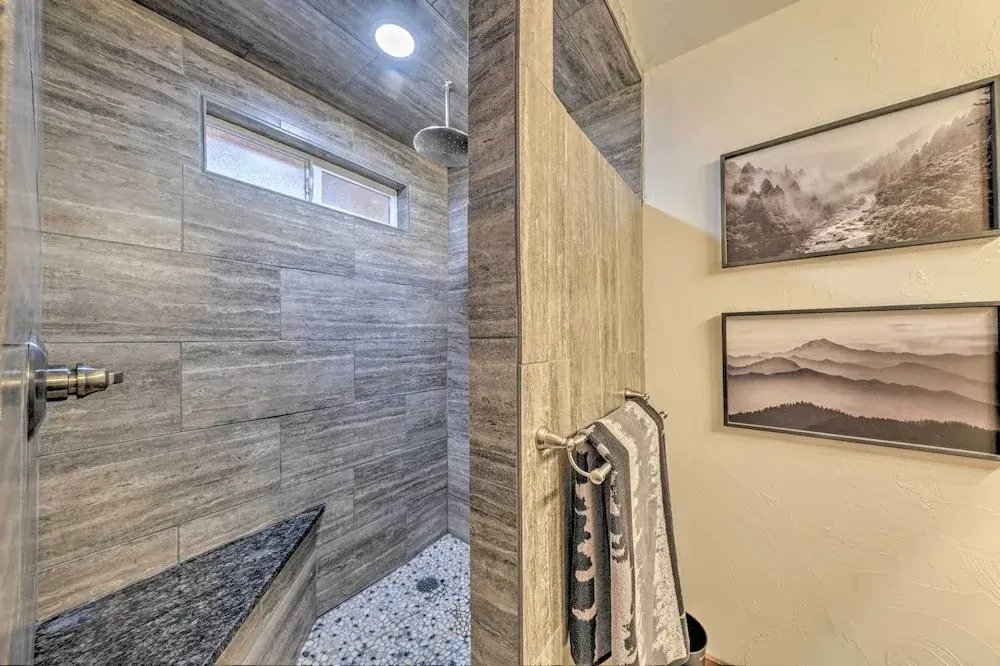 'raven Hill Retreat' ~ Close to Midtown!