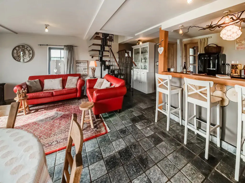 Tranquil Holiday Home in Mont with bubble bath, Terrace, Garden