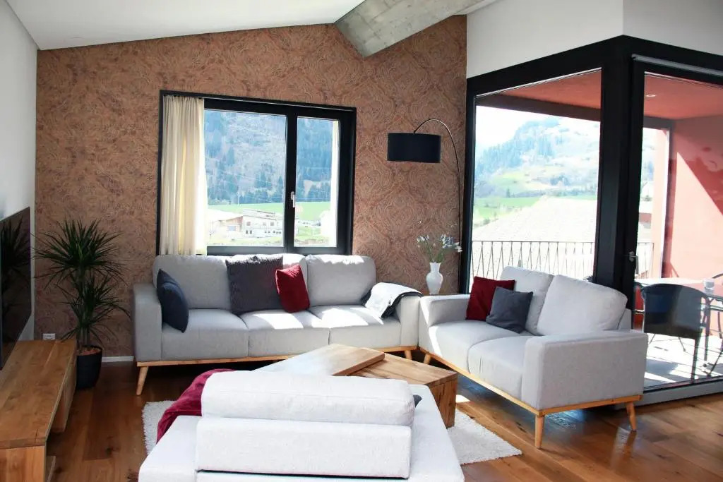 3,5 Zimmer Dachwohnung: Modern, komfortabel, zentral, mit Bergsicht