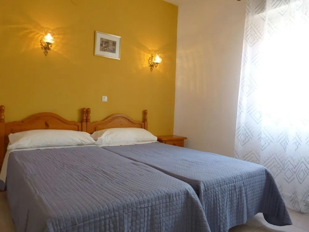 HOSTAL CANDELEDA