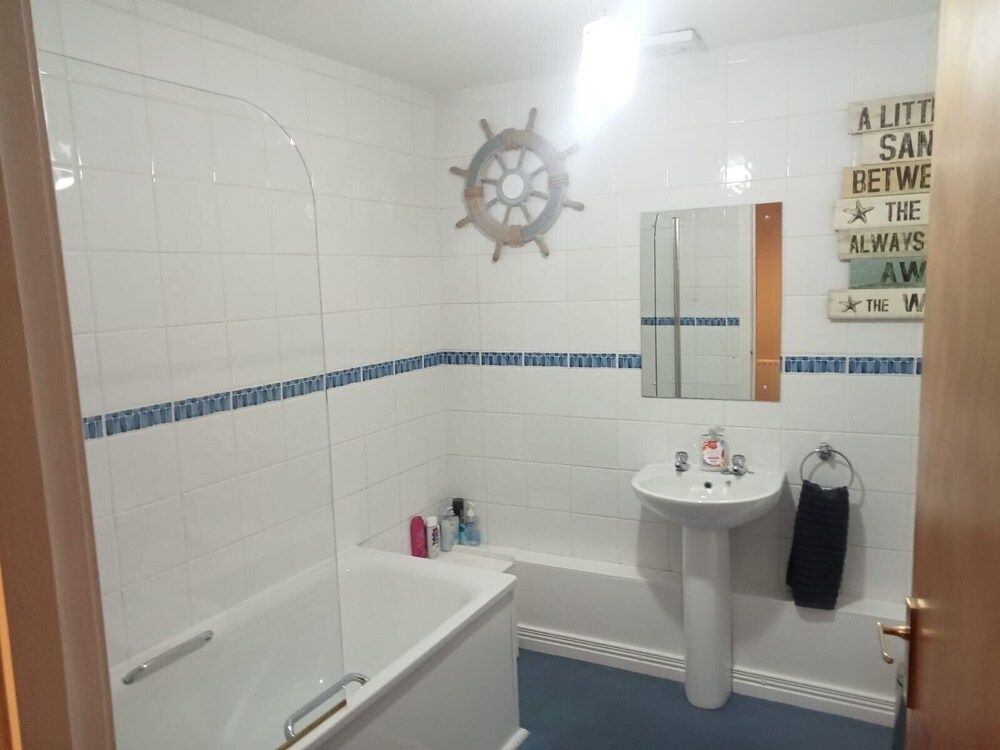 Central 2-bed Apt, Sleeps 5 Above Great Derry Pub