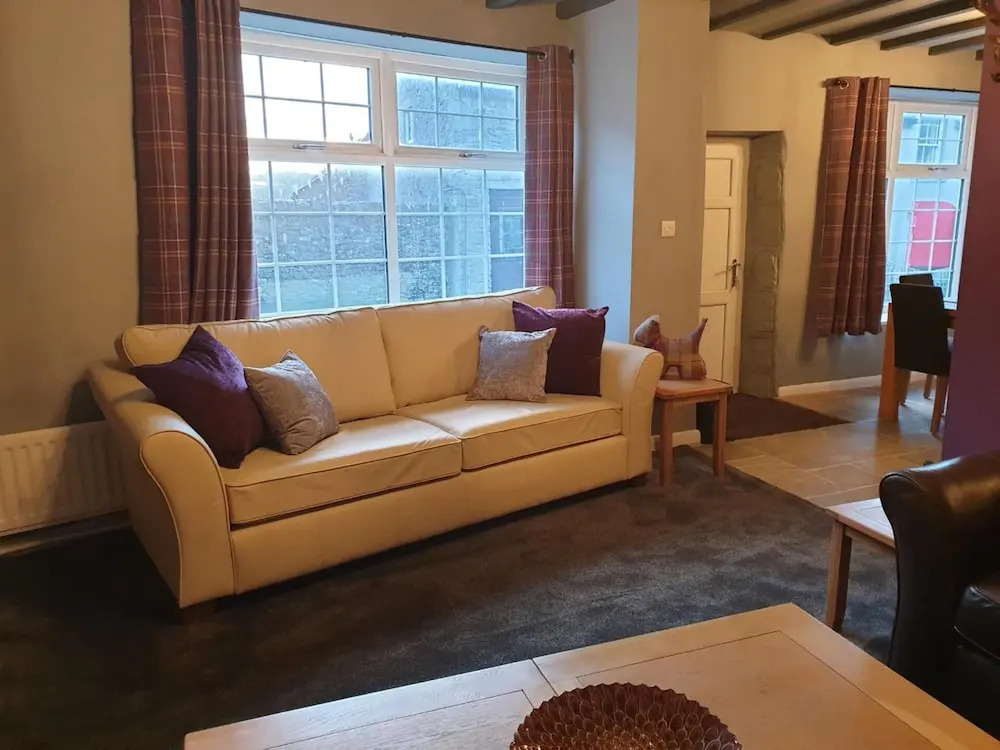 4 Bed Sleeps 8 On-Road Parking WiFi