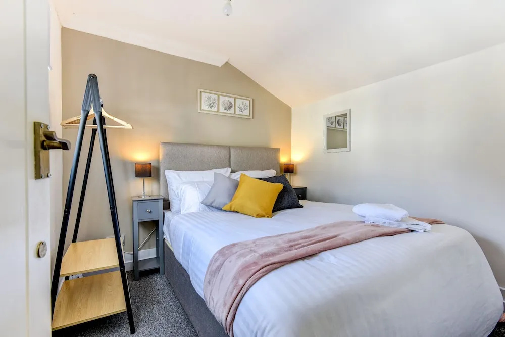 Beautiful 4 Bed House, 3 Minutes to Sea, Sleeps 8