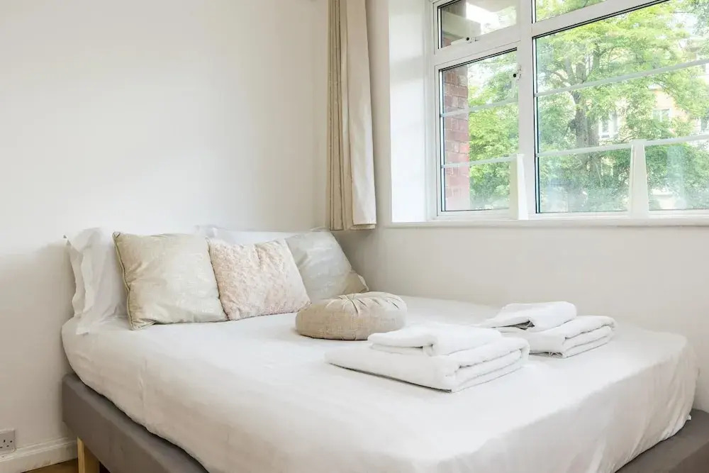 NEW 3BD West Kensington Flat Close to City