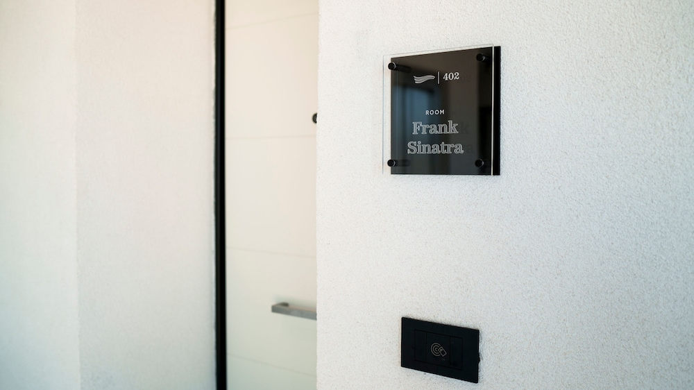 Welcomely - Deluxe Room - Frank Sinatra