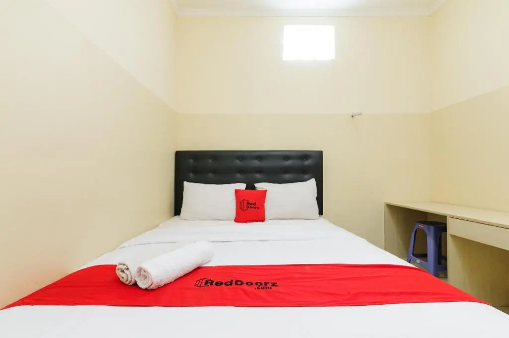 RedDoorz Plus near Mall Ciputra Jakarta