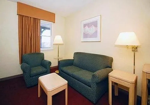 Rodeway Inn And Suites Newport News
