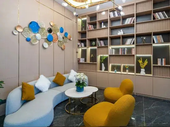 Starway Hotel (Xipu Baicao Road)