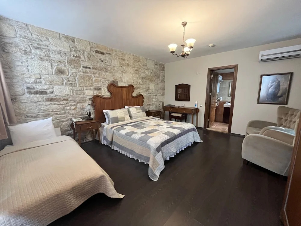 Griffon Hotel