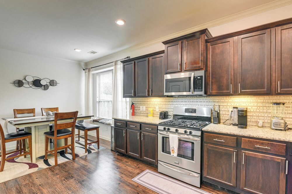 22 Mi to Dtwn Houston: Spacious Baytown Home!