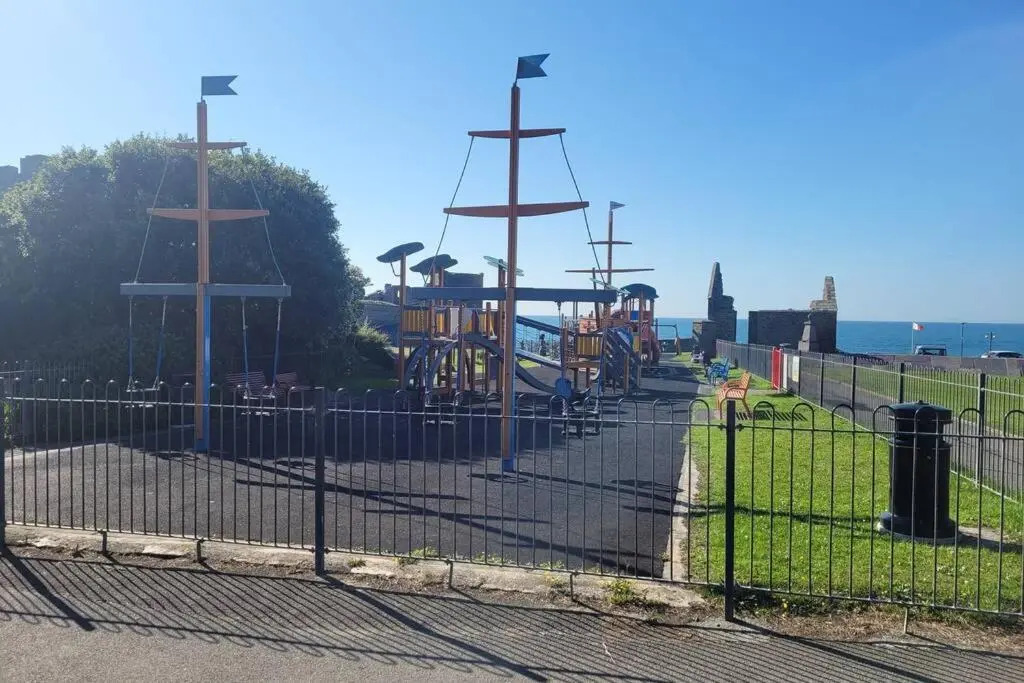 Large 5 bed town-centre home close to the beach, sleeps 9