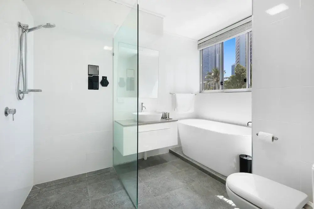 Stylish 2-bed in Surfers Paradise With River Views