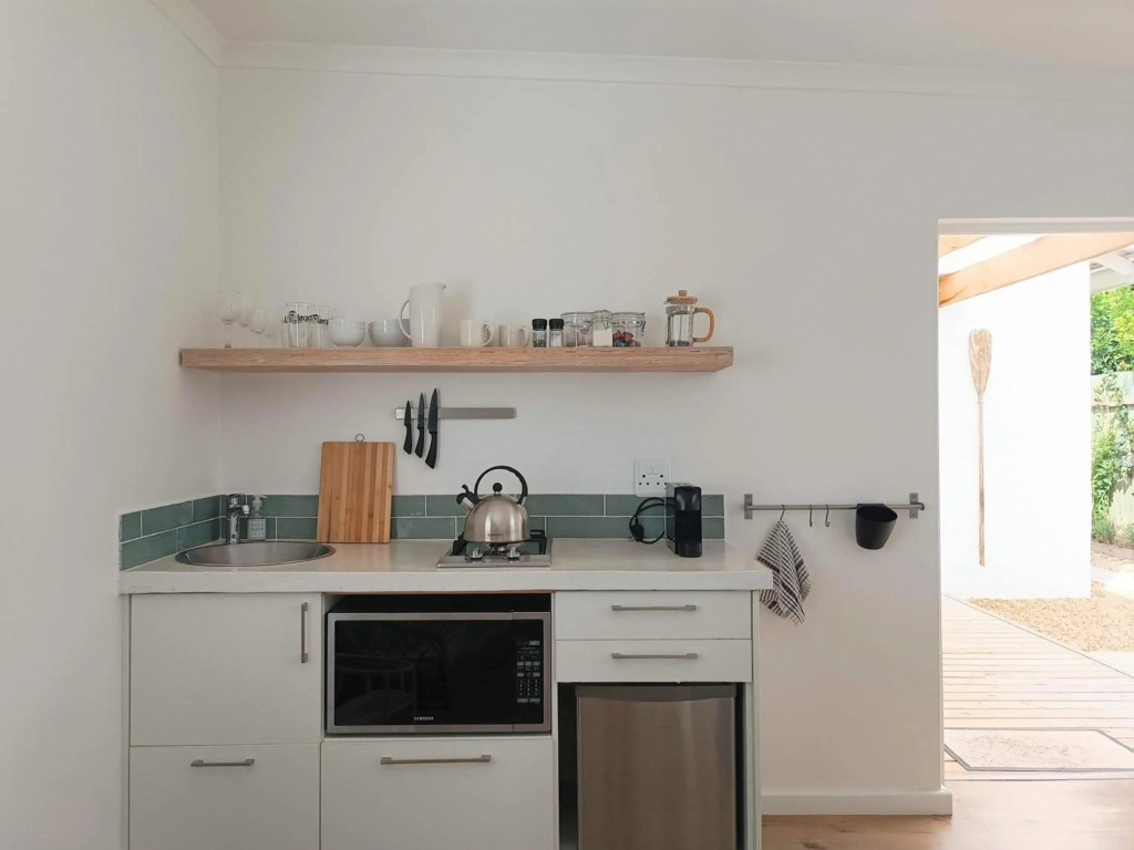 Caren's Hideaway - 7 min walk to Beach & Covered Patio, Braai & WIFI