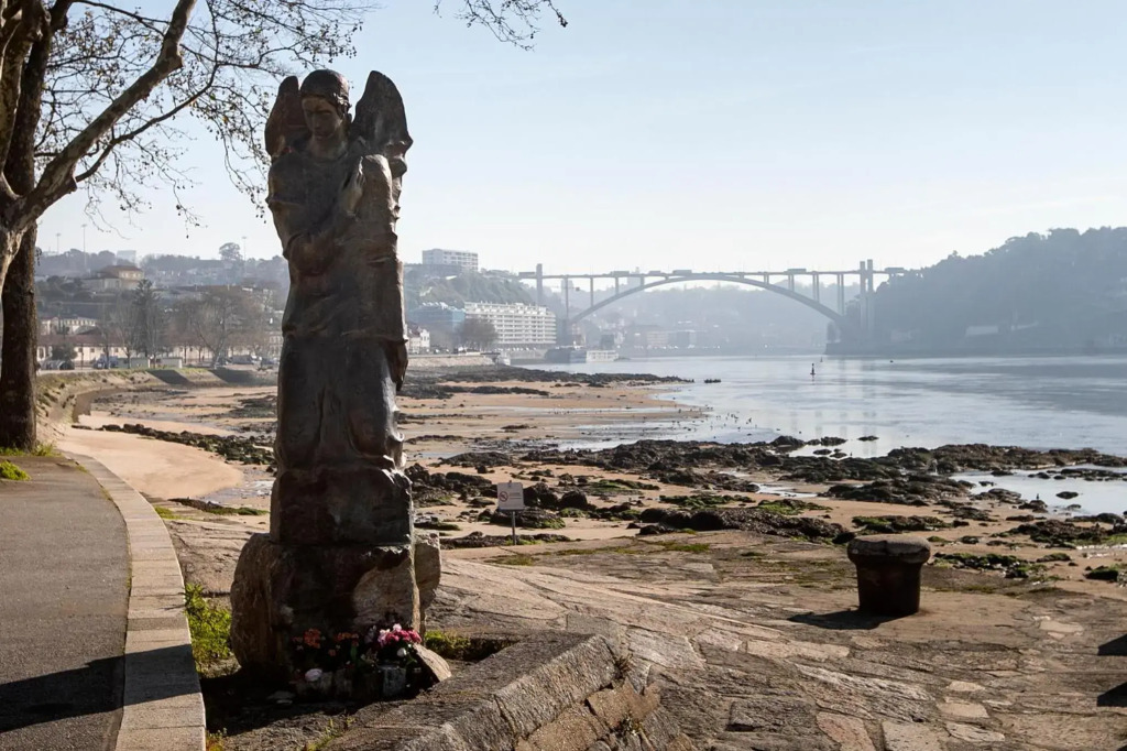 LovelyStay - Luxury 2BR Duplex Apartment in Foz Porto