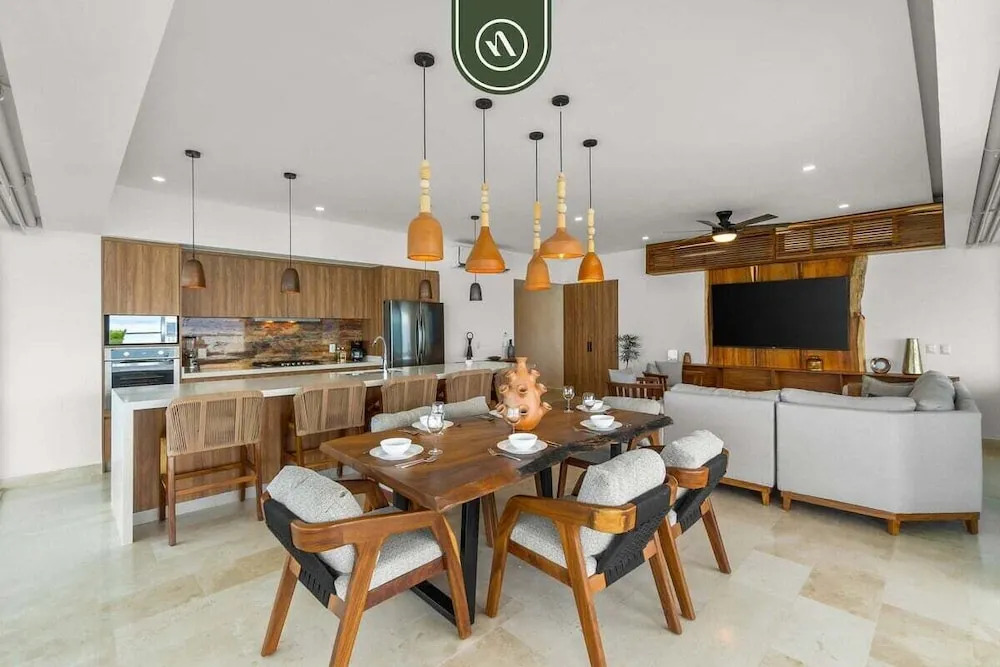 Luxury 4 BR Condo Amazing Views - Beach - Pools