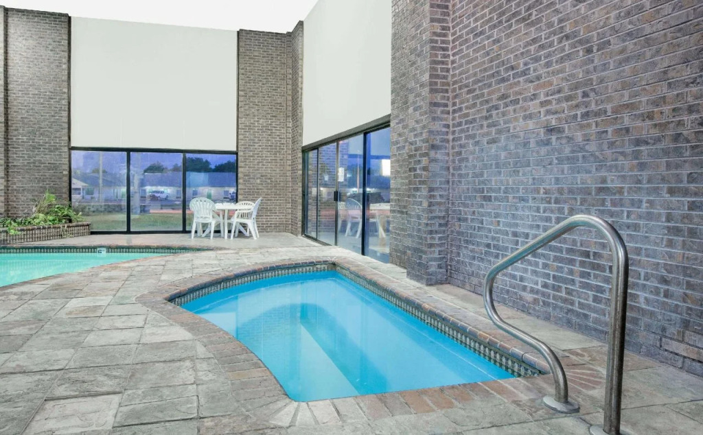 Travel Inn & Suites