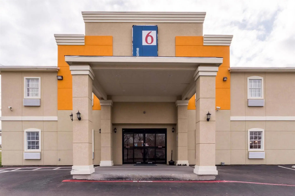 Motel 6-Jourdanton, TX