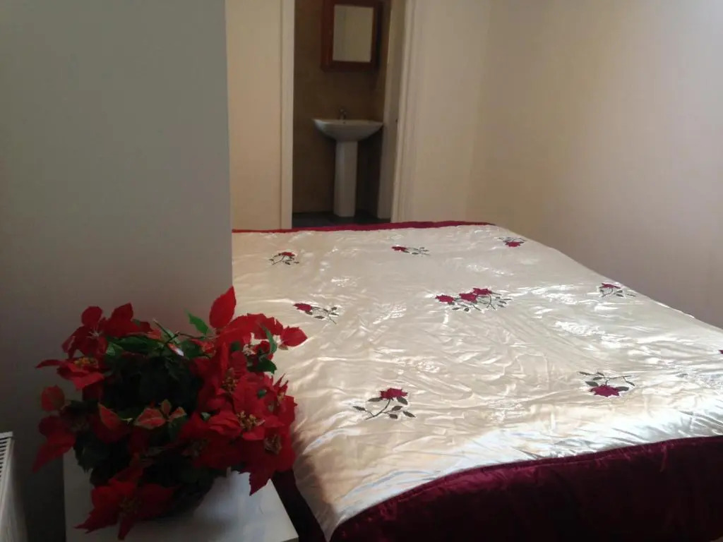 Arsenal 123 close to Emirates stadium direct Eurostar Heathrow-free parking