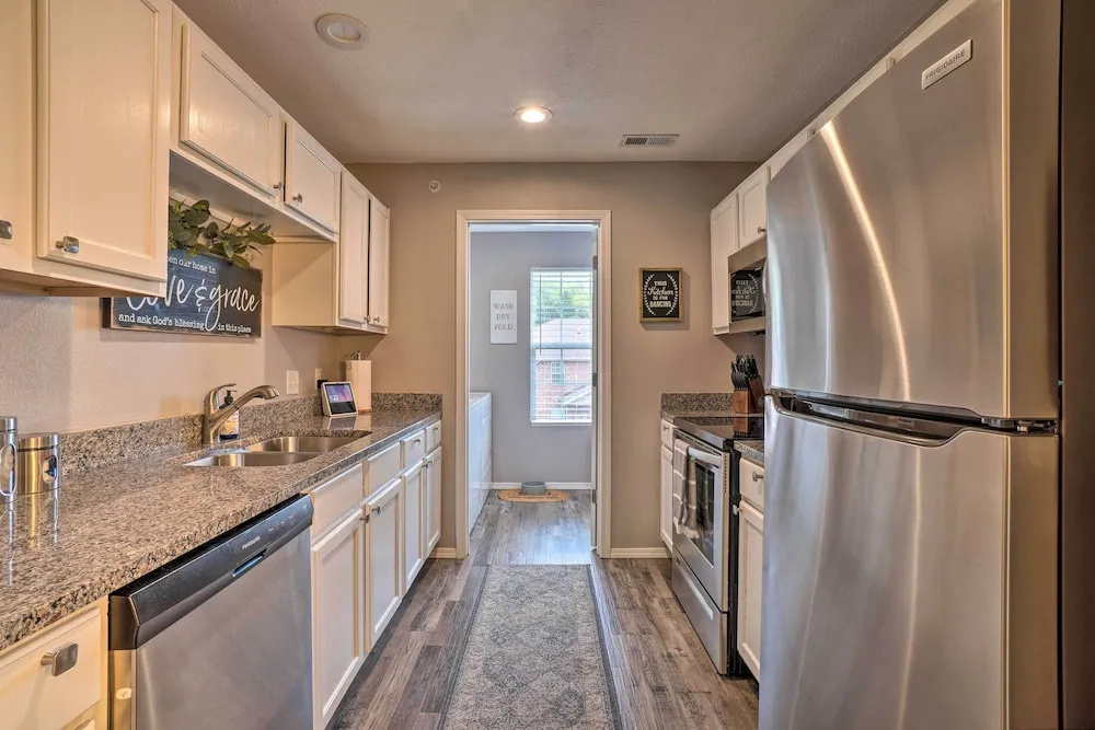 Modern Condo w/ Deck ~ 7 Mi To Branson Landing!