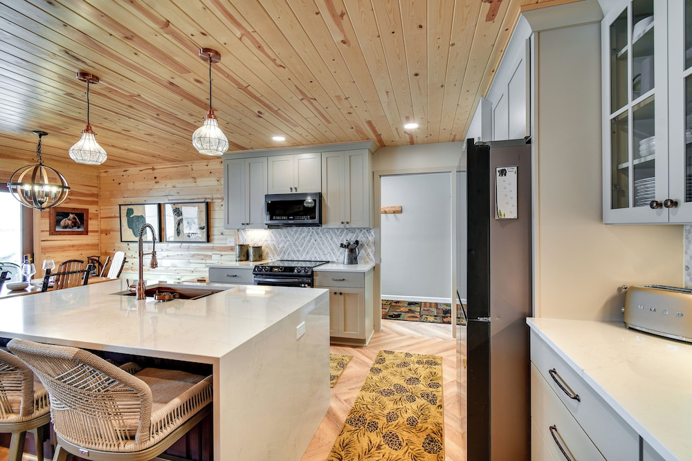 Luxe Hideaway on Houghton Lake: Families Welcome!