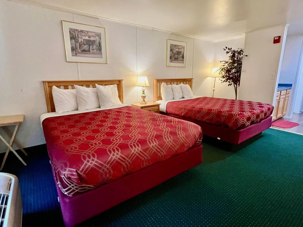 Rodeway Inn & Suites Brunswick near Hwy 1