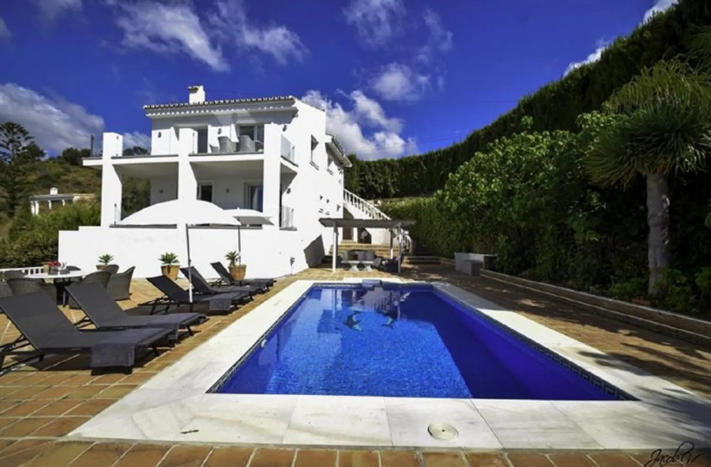14177- Exquisite villa near beach! Heated pool*
