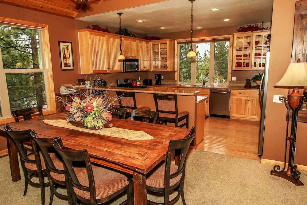 Snow Summit Chalet 1086 by RedAwning