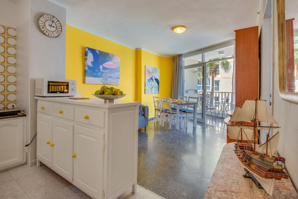 Y2F. Apartment with Pool View and next to the Beach!