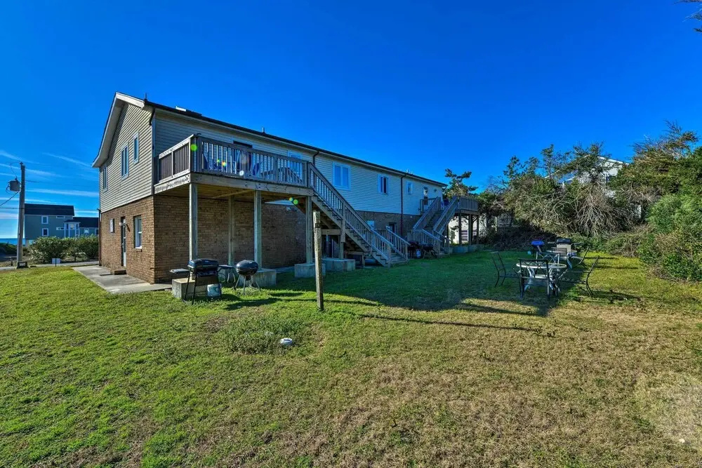 'east of the Sun' Beachside Apartment w/ Deck!
