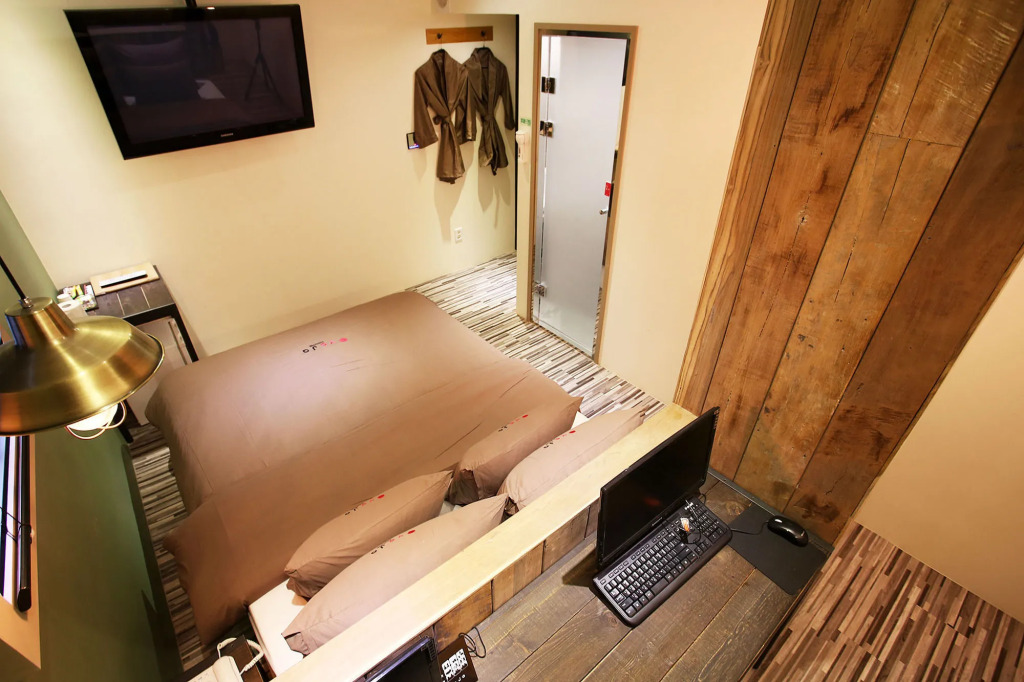 Achasan Station Wall Hotel