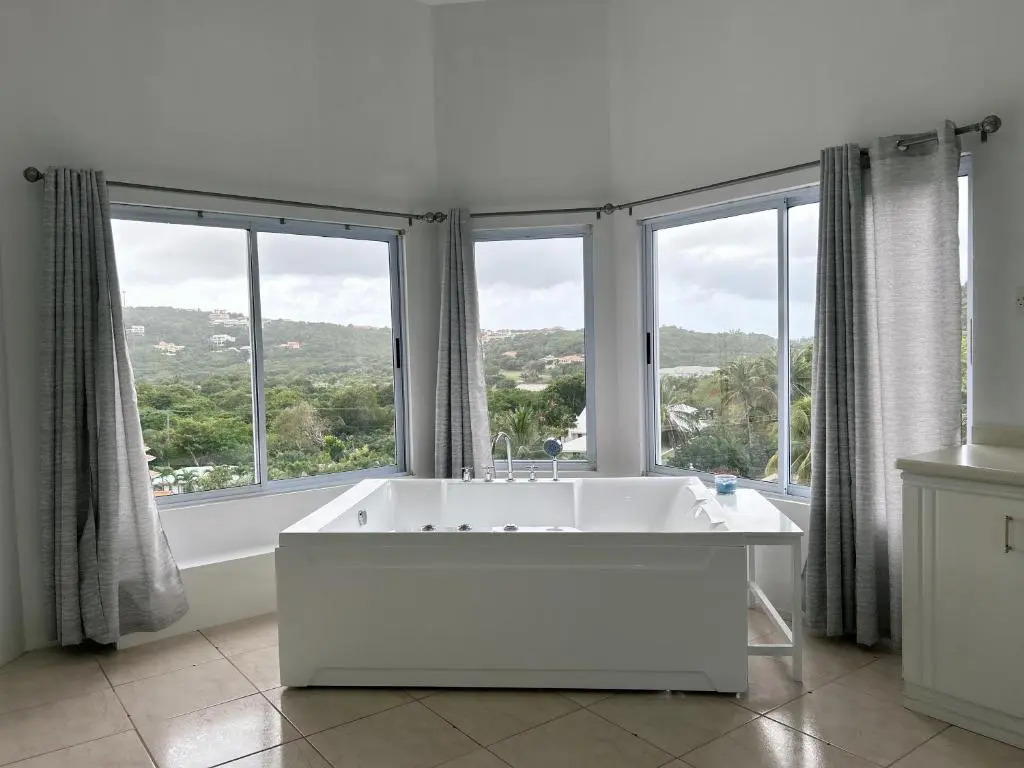 Luxury 5BD Villa - Massive Pool & Outdoor Vibe