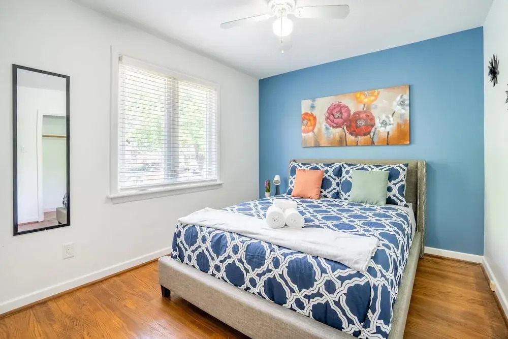 4BR Family Home - Sleeps 9 - w Private Pool Hot Tub