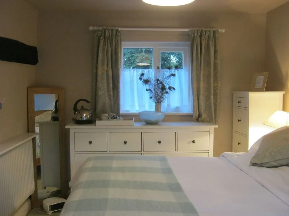 THE MOATS - CODDINGTON A small private thatched cottage B&B located in quiet countryside between Ledbury and Malvern - convenient for the Malvern Three Counties Showground and 5 miles from excellent shops restaurants and Ledbury Poetry Festival