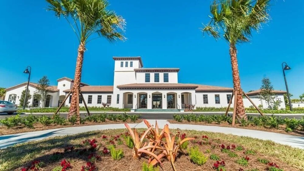 Windsor At Westside Luxury Pool 5 Bedroom Home by Redawning