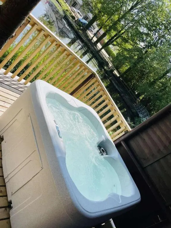 Otter 4 Hot Tub - HuntersMoon-Warminster-Bath-Salisbury