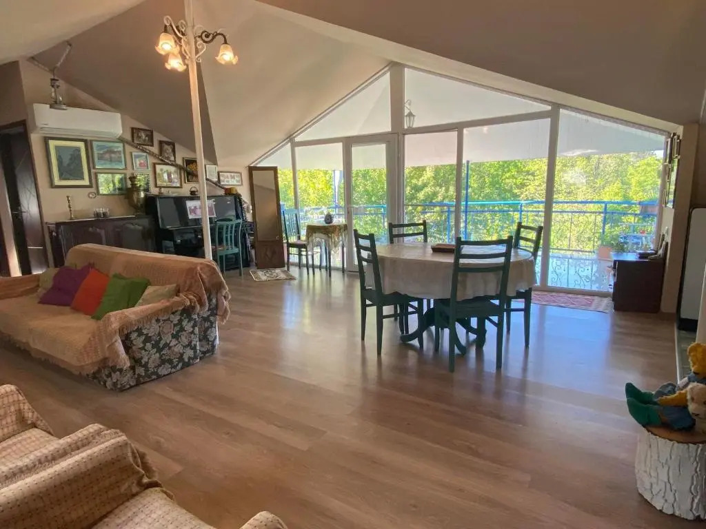 Nino's Veranda Apartment