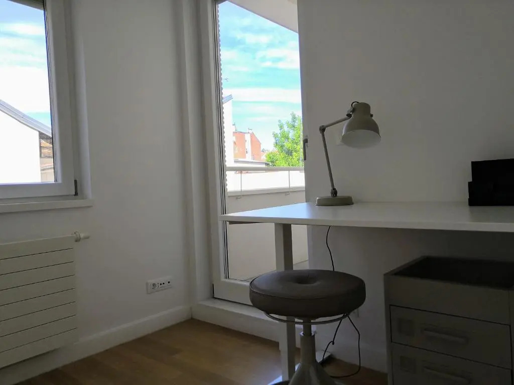 Izzy - 5 min walk from the main square
