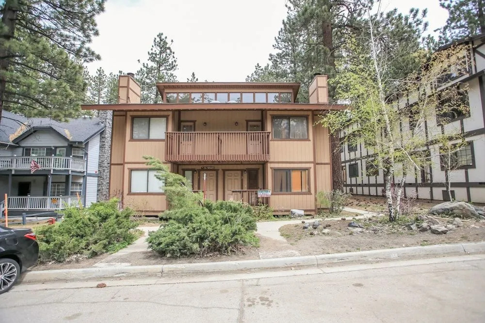 Summit X-ross Roads - Just a short drive to the Village and the lake with forest views
