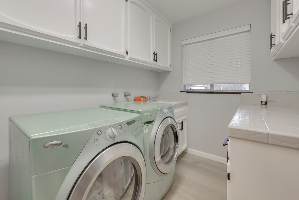 Spacious Home - 6 Mi to Downtown Fresno!