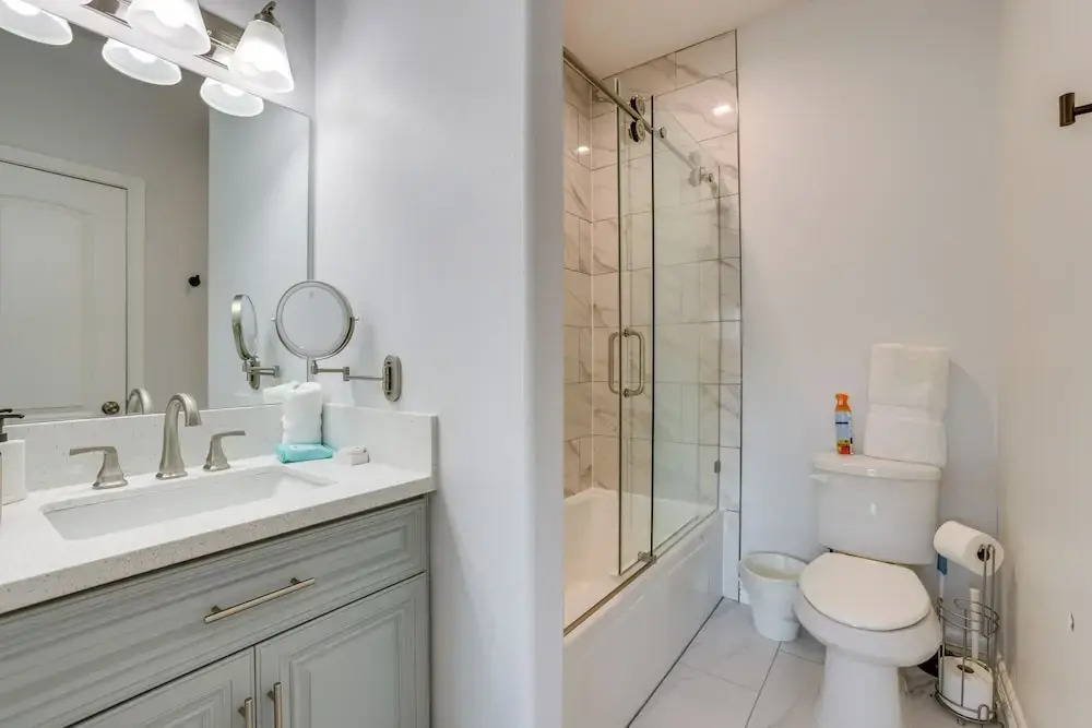 Yard & Workspaces: Luxe Duplex Unit in Houston