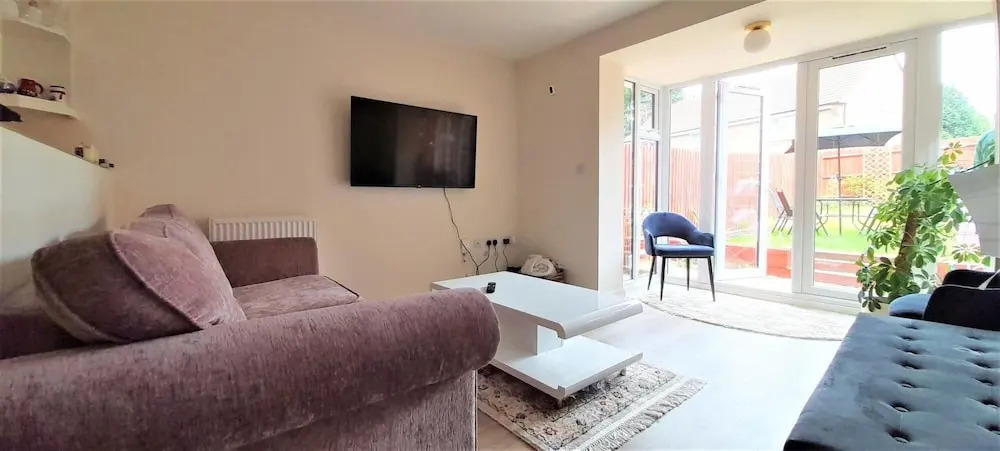 Modern 4 Bed House Sleeps 8 - Free Parking