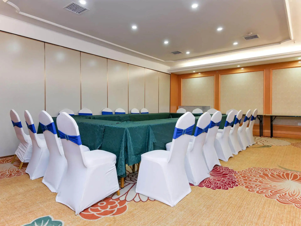 Vienna International Hotel (Wuhan East Railway Station Huanglongshan Metro Station)