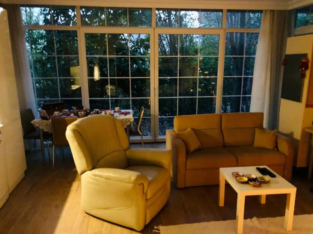Lovely Escape House in a Frame with Garden
