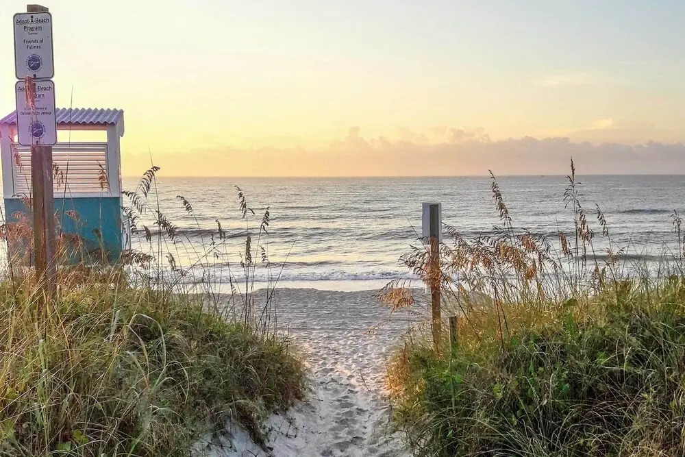 Condo w/ Balcony & Pool: Walk to 2 Beach Accesses!