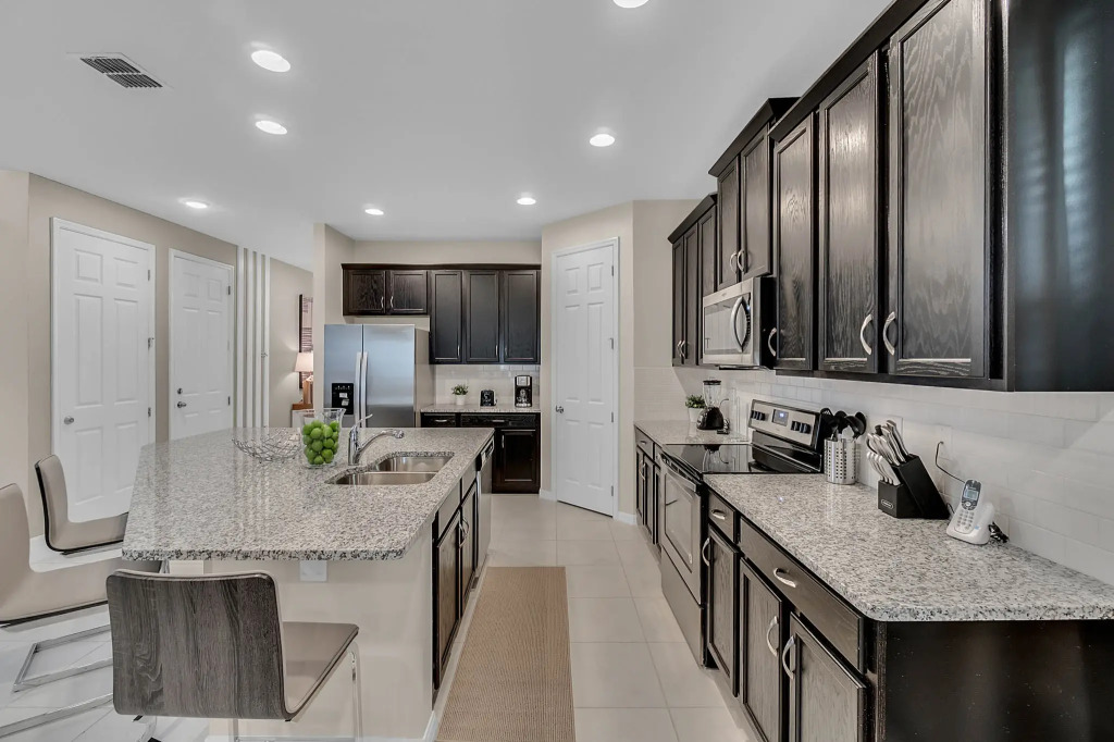 5 Bedrooms 55 Bathrooms Solara 9026 Pc