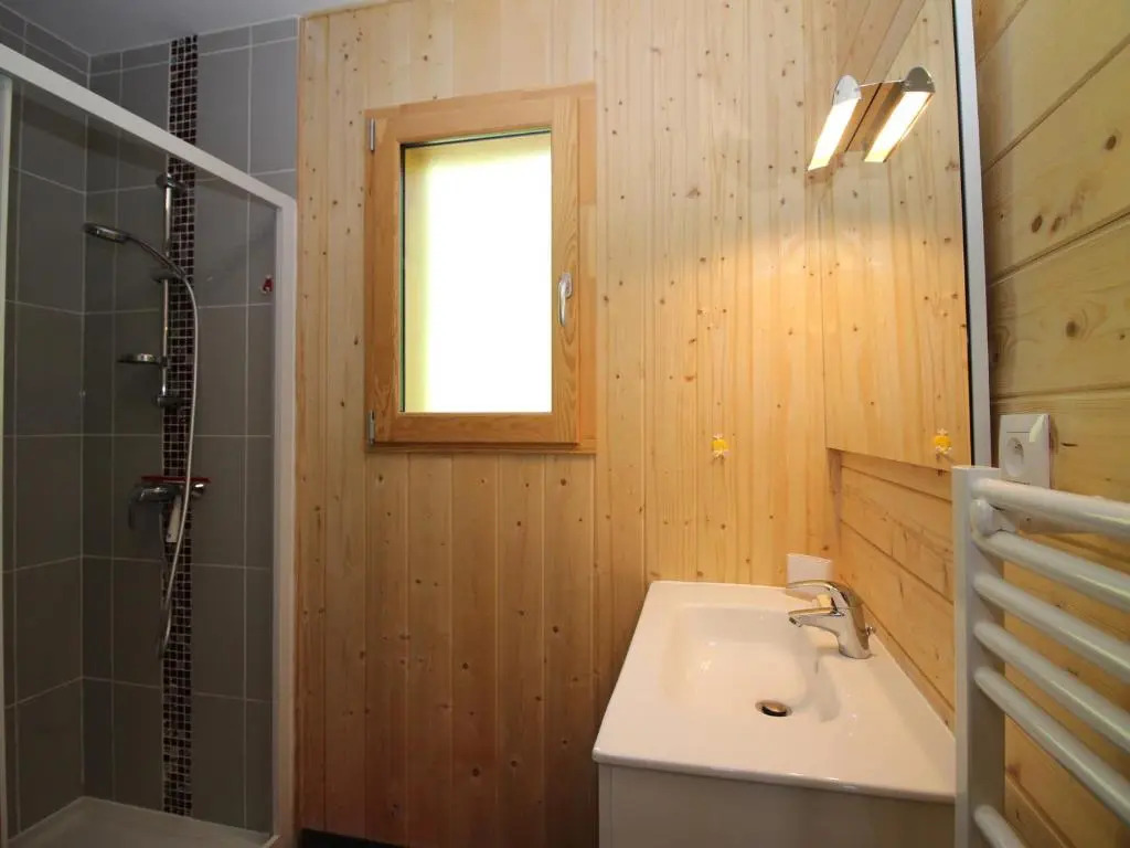 Chalet avec Terrasse Panoramique, WiFi et Parking, 8 Pers. - FR-1-608-15