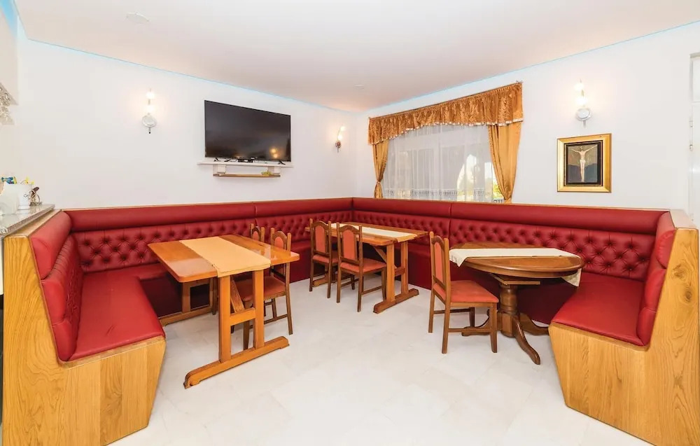 Amazing Home In Okrug Gornji