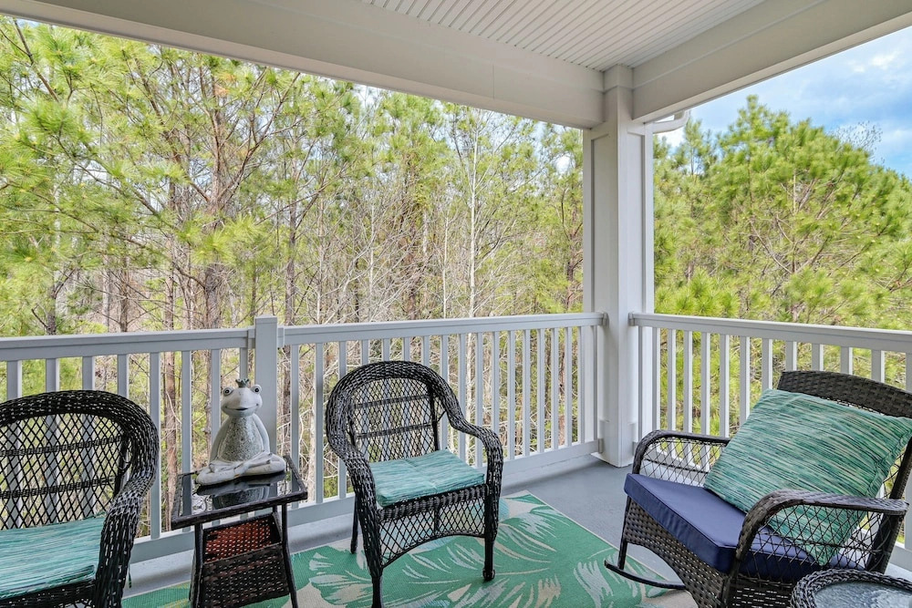 1 Mi to Beach! Sleek Golf & Pool Retreat