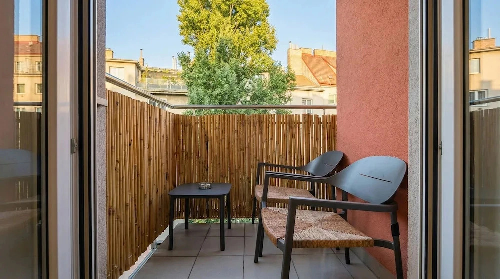 Central Vienna Modern 1BR Apt Balcony