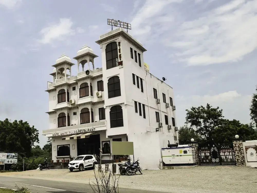 Hotel White Tulip by OYO Rooms